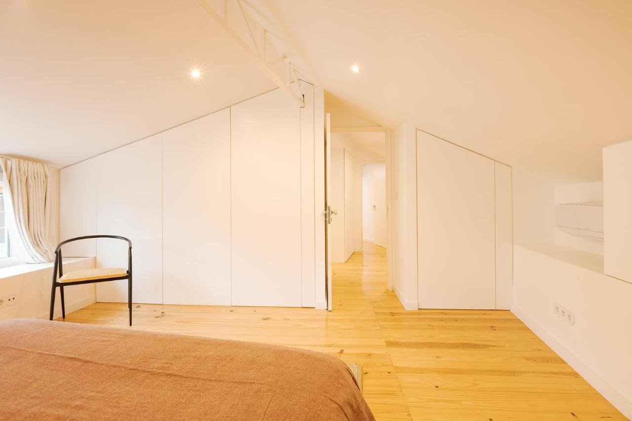 The Yellow House Spacious Duplex In Prazeres District Lissabon Buitenkant foto